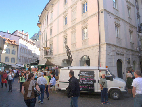 Bozen/Bolzano's main shopping Promenade.